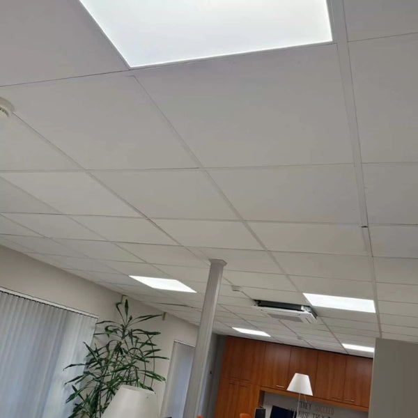 Pack de 8x Dalles LED - Dernière génération - BACKLIT - 60 x 60 cm - Série AMBITION L200 – Puissance AJUSTABLE 18/25 Watts - 5000 Lumens - 200 Lumens/Watt - 90° - IP41 - UGR <19 - 4000k/5000k/6000k - Transformateur SHARPLUMI FLICKER FREE - Garantie 5 ans