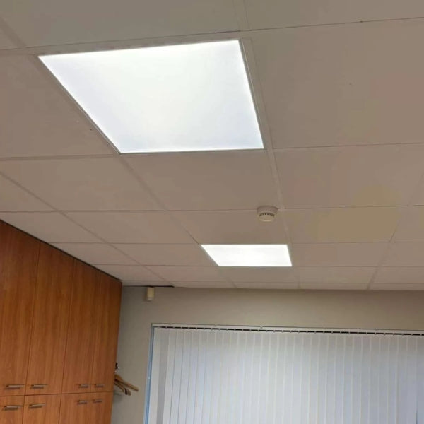 Pack de 8x Dalles LED - Dernière génération - BACKLIT - 60 x 60 cm - Série AMBITION L200 – Puissance AJUSTABLE 18/25 Watts - 5000 Lumens - 200 Lumens/Watt - 90° - IP41 - UGR <19 - 4000k/5000k/6000k - Transformateur SHARPLUMI FLICKER FREE - Garantie 5 ans