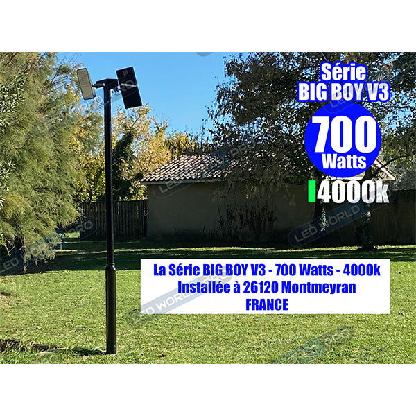 Pack lampadaire solaire complet 5 mètres : Projecteur LED solaire - Série BIG BOY V3 - 700 Watts - 4000 Lumens - 6000k - Modèle NOIR + Mât STANDARD (V1 EVO ou V4 EVO - Avec trappe) + Tête de mât rectangulaire