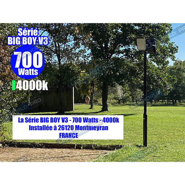 Pack lampadaire solaire complet 5 mètres : Projecteur LED solaire - Série BIG BOY V3 - 700 Watts - 4000 Lumens - 6000k - Modèle NOIR + Mât STANDARD (V1 EVO ou V4 EVO - Avec trappe) + Tête de mât rectangulaire