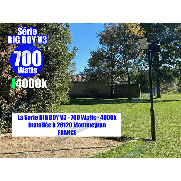 Pack lampadaire solaire complet 5 mètres : Projecteur LED solaire - Série BIG BOY V3 - 700 Watts - 4000 Lumens - 6000k - Modèle NOIR + Mât STANDARD (V1 EVO ou V4 EVO - Avec trappe) + Tête de mât rectangulaire
