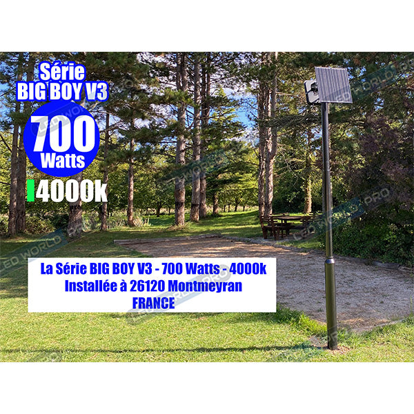 Pack lampadaire solaire complet 5 mètres : Projecteur LED solaire - Série BIG BOY V3 - 700 Watts - 4000 Lumens - 6000k - Modèle NOIR + Mât STANDARD (V1 EVO ou V4 EVO - Avec trappe) + Tête de mât rectangulaire