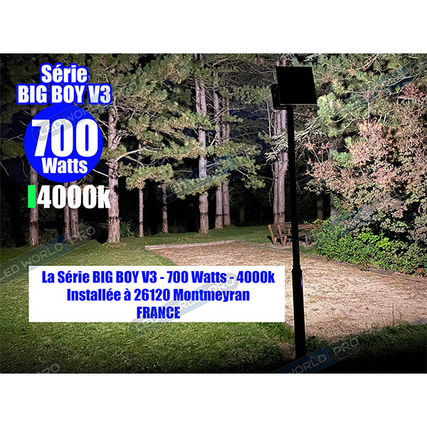 Pack lampadaire solaire complet 5 mètres : Projecteur LED solaire - Série BIG BOY V3 - 700 Watts - 4000 Lumens - 6000k - Modèle NOIR + Mât STANDARD (V1 EVO ou V4 EVO - Avec trappe) + Tête de mât rectangulaire