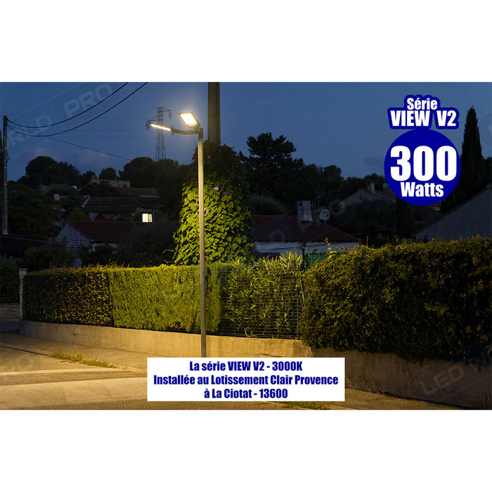 Solaire - Luminaire LED pour Candélabre / Lampe de rue et parking - Série VIEW V2 - 120 Watts - 1200 Lumens - Angle 140*70° - IP65 - Lampe 41 x 23 x 5 cm - Panneau MONOCRISTALLIN 30 x 21 cm - Détecteur de mouvement - 6000k - Diamètre tube d'insertion 45mm