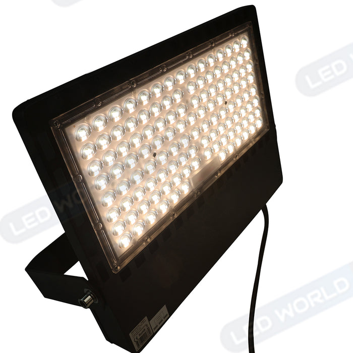 Projecteur LED filaire - Série CITY PLUS ULTRA - 100 Watts - 15 000 Lumens - 150 Lumens/Watt - Angle 150°*80° - IP66 - IK08 - 40 x 31 x 5 cm - Support ajustable 270° - Câble 50cm - 3000k/4000k/5000k au choix - Garantie 5 ans