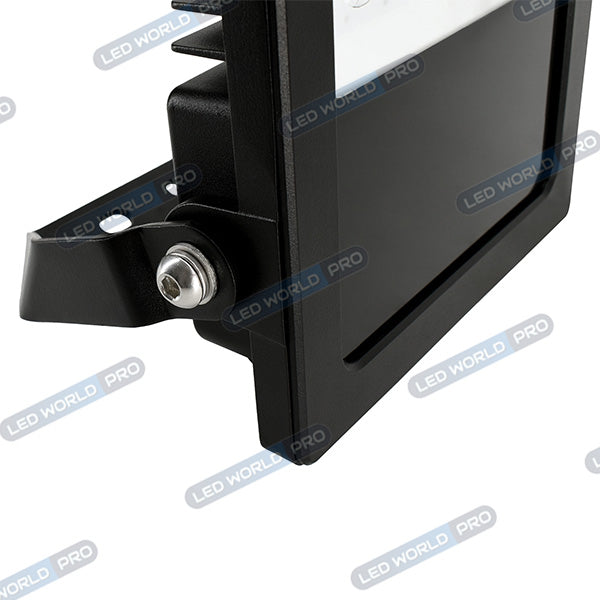 Projecteur LED filaire - CITY PLUS V3 - 50 Watts - CCT 3000k/4000k/5000k - 7500 Lumens - 150 Lumens/Watt - Angle 90° - IP66 - Protection à l'impact IK07 - 28 x 20 x 5 cm - Structure en ALUMINIUM - Câble 30cm - Garantie 5 ans