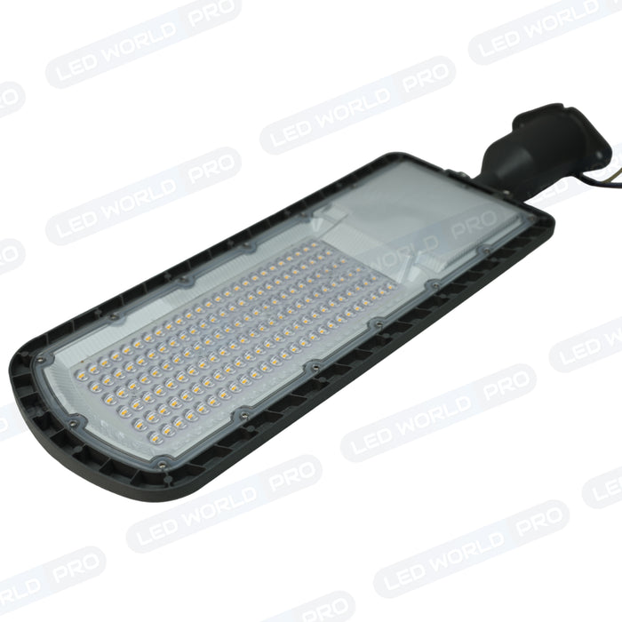 Pack lampadaire filaire complet quadruple tête 5 mètres : 4x Lampes filaires - Série FLEX ECO - 50 Watts - 6000k + Mât STANDARD 5 mètres avec trappe au choix (STANDARD V2 EVO ou STANDARD V4 EVO) + Quadruple tête de mât + 4x Adaptateurs 60/50 ajustable