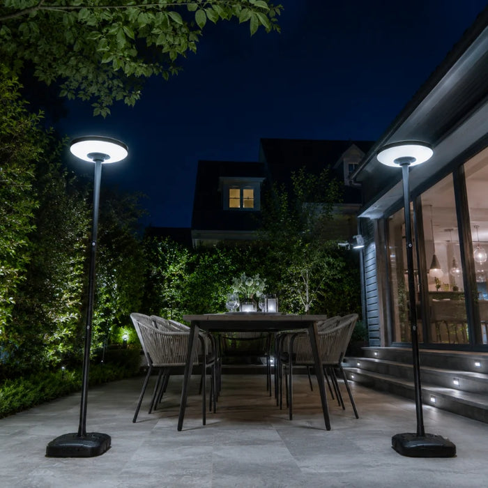 Lampe de jardin et parking solaire - Série OVNI MOBILE - CCT (Couleur Changeante en Température) - 500 Watts - 1800 Lumens - IP65 - Angle 120° - Lampe 45 x 11 cm -  Capteur de mouvement - Capteur crépusculaire - Avec Télécommande - Mât 2,5 mètres inclus