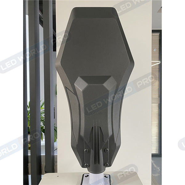 Pack lampadaire complet 5 mètres : Lampe de rue solaire Série INTERSTELLAR ELITE - 800 Watts - 5600 Lumens - 6000K + Mât STANDARD V1 EVO 5 mètres - Entraxe latéral des trous 200mm