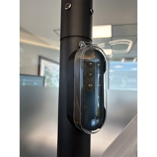Lampe de jardin et parking solaire - Série OVNI MOBILE - CCT (Couleur Changeante en Température) - 500 Watts - 1800 Lumens - IP65 - Angle 120° - Lampe 45 x 11 cm -  Capteur de mouvement - Capteur crépusculaire - Avec Télécommande - Mât 2,5 mètres inclus