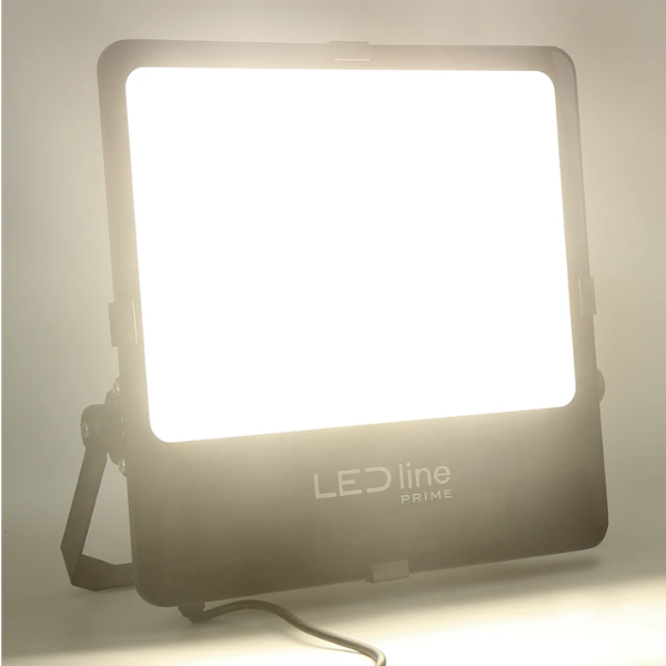 Projecteur LED filaire - PROLINE - 400 Watts - 4000K - 56 000 Lumens - 140 Lumens/Watt - 5 angles au choix - IP66 - Protection à l'impact IK08 - 50 x 48 x 6 cm - Structure en ALUMINIUM - Câble 93cm - Garantie 5