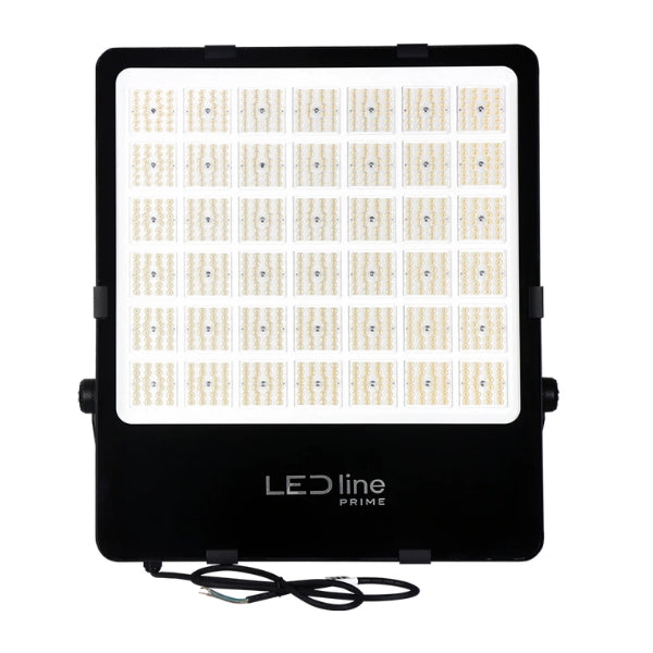 Projecteur LED filaire - PROLINE - 600 Watts - 4000K - 84 000 Lumens - 140 Lumens/Watt - 6 angles au choix - IP66 - Protection à l'impact IK08 - 62 x 52 x 6 cm - Structure en ALUMINIUM - Câble 93cm - Garantie 5 ans