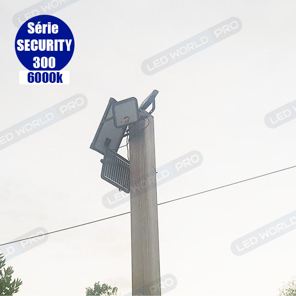 Pack lampadaire complet 5 mètres : Projecteur LED solaire - Série SECURITY V1 - Rendu lumineux 300 Watts 6000k + Mât STANDARD - 5 mètres au choix (Série STANDARD V1 EVO ou Série STANDARD V4 EVO - Avec trappe) + Tête de mât rectangulaire