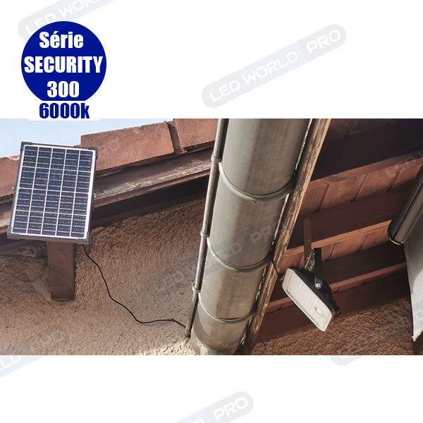 Pack lampadaire complet 3 mètres : Projecteur LED solaire - Série SECURITY V1 - Rendu lumineux 150 Watts 6000k + Mât STANDARD - 3 mètres au choix (Série STANDARD V1 EVO ou Série STANDARD V4 EVO - Avec trappe) + Tête de mât rectangulaire