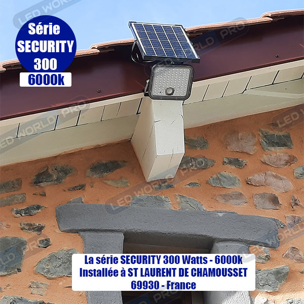 Pack de 2x Projecteurs LED solaires - Série SECURITY V1 - Rendu lumineux 150 Watts - 1500 lumens - Angle 120° x 60° - IP65 - 4000k - Lampe 14 x 15 x 3 cm - Panneau solaire monocristallin ajustable 22 x 18 x 2 cm - Détecteur Infrarouge - Télécommande