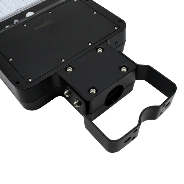 Lampe de rue et parking Solaire - Série STREET EVO V2 6000 – Rendu lumineux 600 Watts - 6000 Lumens - CCT Ajustable - 140x70° - Télécommande - Détecteur de mouvement - 71 x 29 x 7 cm – Installation sur mât et murale - Garantie 5 ans