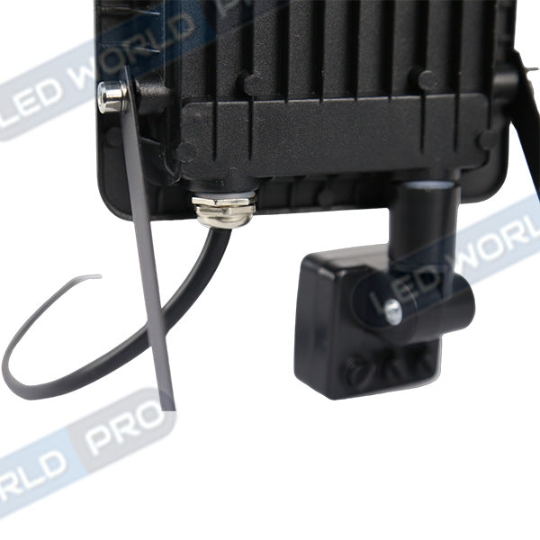 Projecteur LED filaire - Série PAD PIR - 30 Watts - 3000 Lumens - 100 Lumens/Watt - Angle 120° - IP66 - 15 x 10 x 3 cm - 6000k - Avec détecteur de mouvement Infrarouge - Câble 30cm
