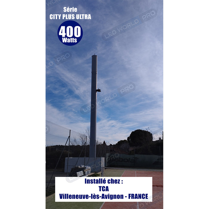 DERNIER DU STOCK : Projecteur LED filaire CCT (Couleur Changeante en Température) - Série CITY PLUS ULTRA - 300 Watts - 51 000 Lumens - 170 Lumens/Watt - Angle 120° - IP66 - IK08 - 48 x 43 x 11 cm - Support ajustable 270° - Câble 50cm - Garantie 5 ans