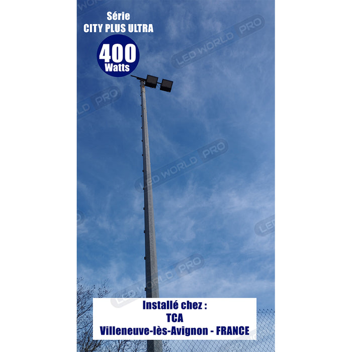 Pack lampadaire complet 4 mètres : Projecteur LED filaire Série CITY PLUS ULTRA 400 Watts CCT - Angle 150*80° + Mât STANDARD - 4 mètres
