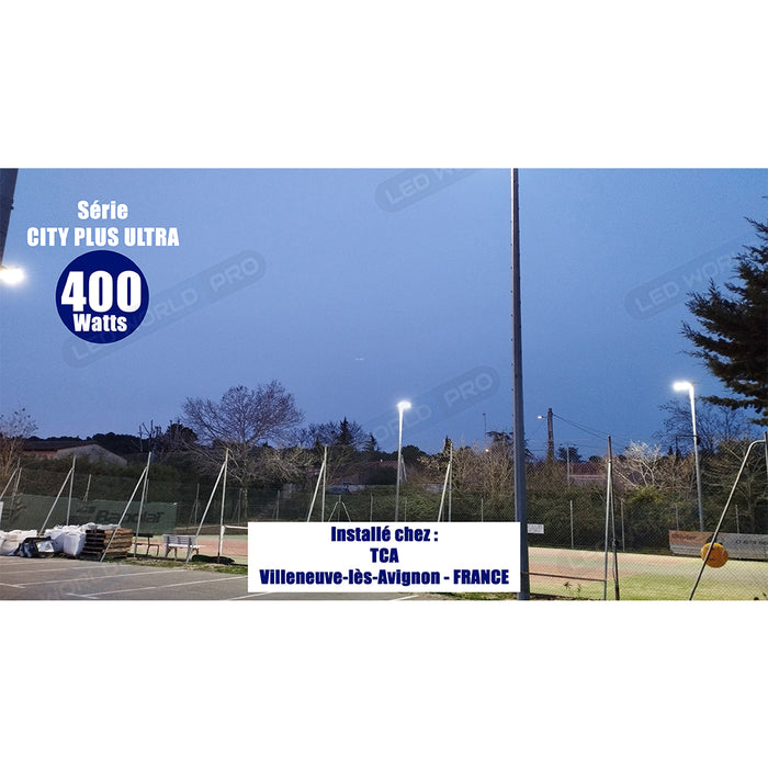 DERNIER DU STOCK : Projecteur LED filaire CCT (Couleur Changeante en Température) - Série CITY PLUS ULTRA - 300 Watts - 51 000 Lumens - 170 Lumens/Watt - Angle 120° - IP66 - IK08 - 48 x 43 x 11 cm - Support ajustable 270° - Câble 50cm - Garantie 5 ans