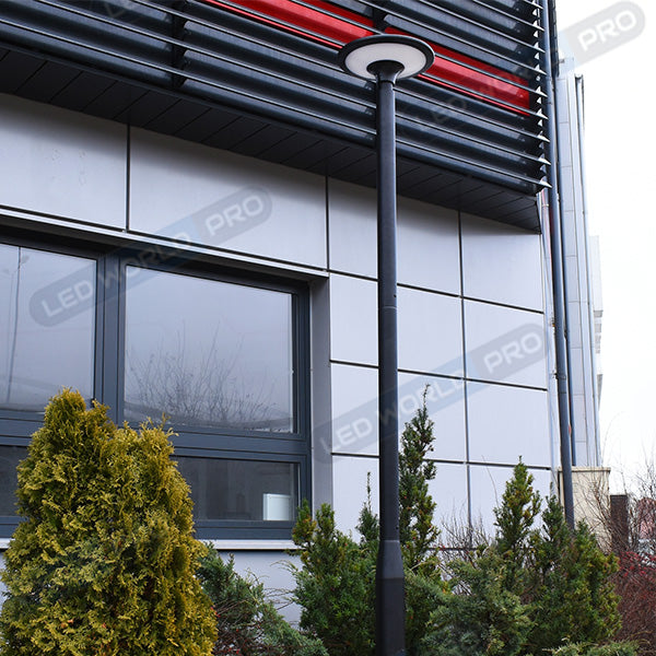 Mât / Poteau pour lampe de rue - Nouveau design - Série STANDARD V4 ECO avec trappe - 3 mètres - Entraxe latéral des trous 160mm - Couleur GRIS - Capuchon en plastique - Base de fondation en option