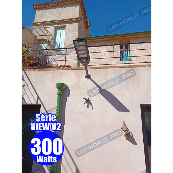 Pack lampadaire solaire complet triple tête 3 mètres : 3x Lampes de rue et parking - Série VIEW V2 - 400 Watts - 3000k + Mât STANDARD (V1 EVO ou V4 EVO - Avec trappe) + Triple tête de mât  + 3x Adaptateurs