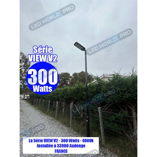 Pack lampadaire solaire complet triple tête 3 mètres : 3x Lampes de rue et parking - Série VIEW V2 - 400 Watts - 3000k + Mât STANDARD (V1 EVO ou V4 EVO - Avec trappe) + Triple tête de mât  + 3x Adaptateurs