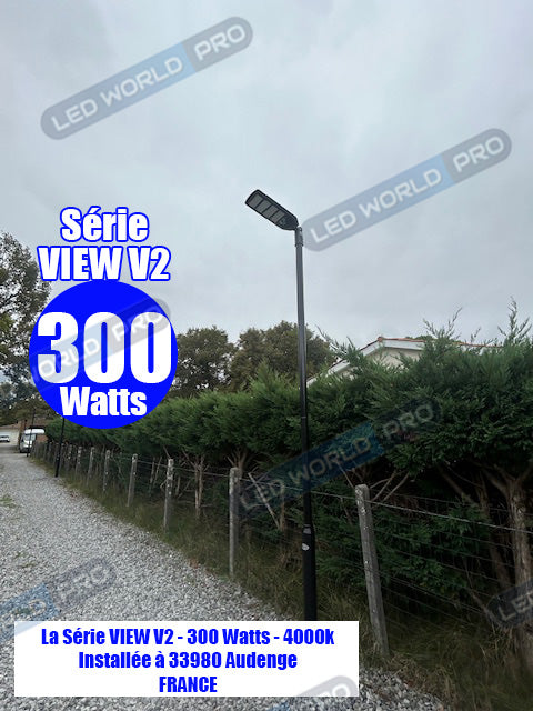 Pack lampadaire solaire complet triple tête 3 mètres : 3x Lampes de rue et parking - Série VIEW V2 - 300 Watts - 4000k + Mât STANDARD 3 mètres au choix (Série STANDARD V1 EVO ou Série STANDARD V4 EVO - Avec trappe) + Triple tête de mât  + 3x Adaptateurs