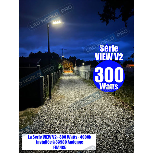 Pack lampadaire solaire complet triple tête 3 mètres : 3x Lampes de rue et parking - Série VIEW V2 - 400 Watts - 3000k + Mât STANDARD (V1 EVO ou V4 EVO - Avec trappe) + Triple tête de mât  + 3x Adaptateurs
