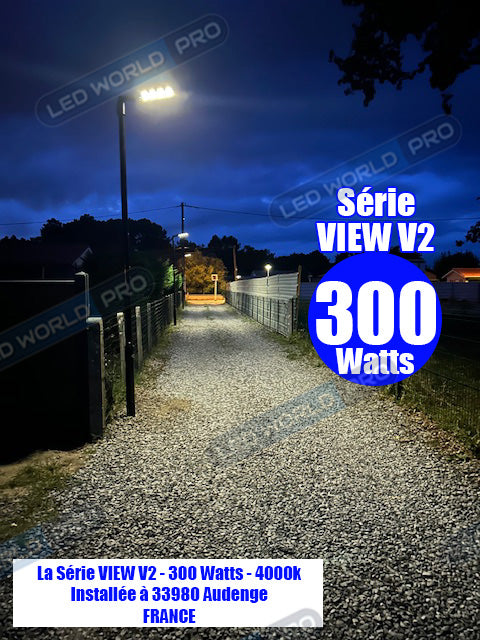Pack lampadaire solaire complet triple tête 3 mètres : 3x Lampes de rue et parking - Série VIEW V2 - 300 Watts - 4000k + Mât STANDARD 3 mètres au choix (Série STANDARD V1 EVO ou Série STANDARD V4 EVO - Avec trappe) + Triple tête de mât  + 3x Adaptateurs