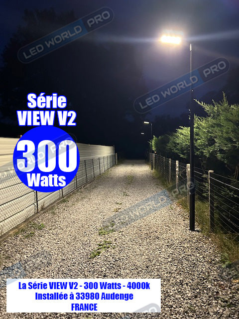 Pack lampadaire solaire complet triple tête 3 mètres : 3x Lampes de rue et parking - Série VIEW V2 - 300 Watts - 4000k + Mât STANDARD 3 mètres au choix (Série STANDARD V1 EVO ou Série STANDARD V4 EVO - Avec trappe) + Triple tête de mât  + 3x Adaptateurs