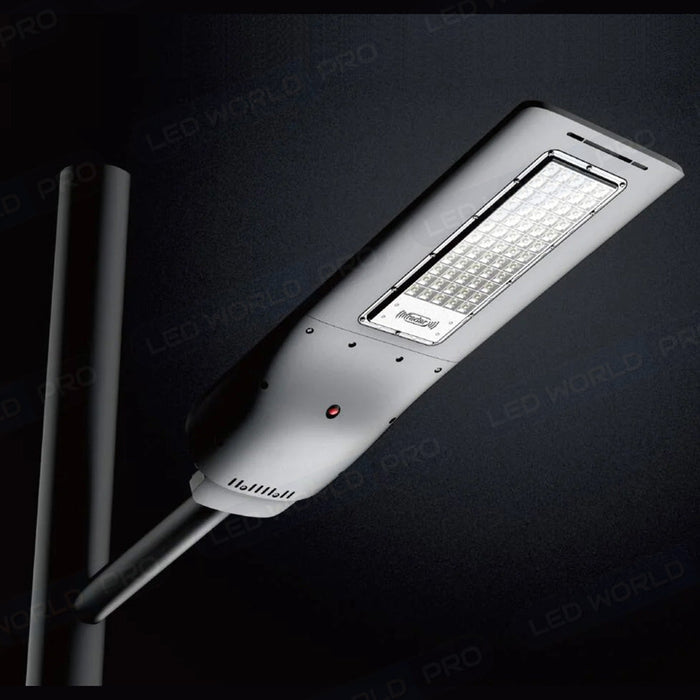 Lampe de rue LED solaire - Série VIEW EVO - 300 Watts - 6000k - Indice de protection IK08 - Structure Aluminium - Angle 80 x 80° - IP65 - 66 x 23 x 2 cm - Dimmable - Panneau Monocristallin - Batterie 12Ah - Détecteur de mouvement - Télécommande