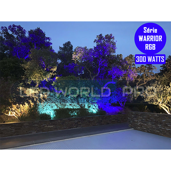 Projecteur LED solaire - Série WARRIOR RGBW (Multicolores + Blanc) - 500 Watts - Angle 120° - Lampe 38,5 x 30,3 x 8 cm - IP67 - Avec télécommande - Avec capteur crépusculaire - Bluetooth - Rythme musical - Panneau solaire inclus
