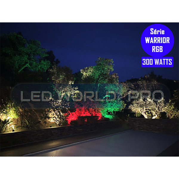 Pack de 2x Projecteurs LED solaires - Série WARRIOR RGBW (Multicolores + Blanc) - 800 Watts - Angle 180° - Lampe 38,5 x 30,3 x 8cm - IP67 - Avec télécommande - Avec capteur crépusculaire - Bluetooth - Rythme musical