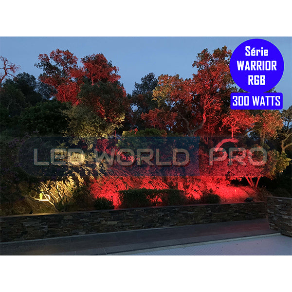 Projecteur LED solaire - Série WARRIOR RGBW (Multicolores + Blanc) - 500 Watts - Angle 120° - Lampe 38,5 x 30,3 x 8 cm - IP67 - Avec télécommande - Avec capteur crépusculaire - Bluetooth - Rythme musical - Panneau solaire inclus