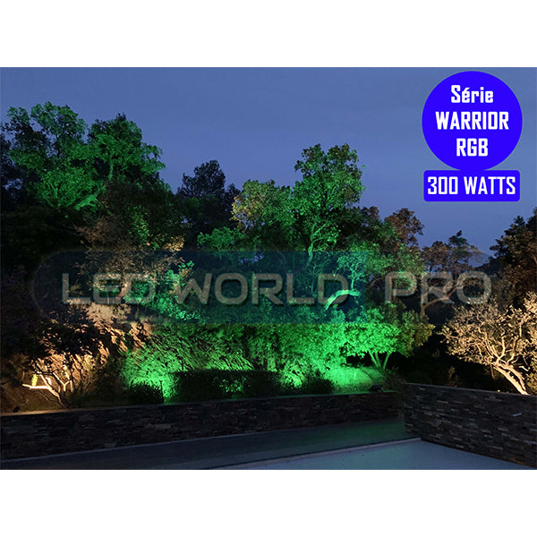 Pack lampadaire complet 6 mètres : Projecteur LED Solaire Série WARRIOR 300 Watts RGBW (Multicolores + Blanc) + Mât STANDARD (V1 EVO ou V4 EVO - Avec trappe) + Tête de mât rectangulaire