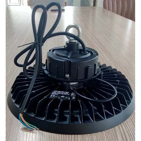 Pack de 8x Lampes industrielles UFO - Série CROSSOVER V1 - 200 Watts - 30 000 Lumens - 150 Lumens/Watt - Angle 120° - IP65 - IK08 - 35 x 14 cm - Dimmable - Transformateur SOSEN - 4000k / 5000k - Garantie 5 ans