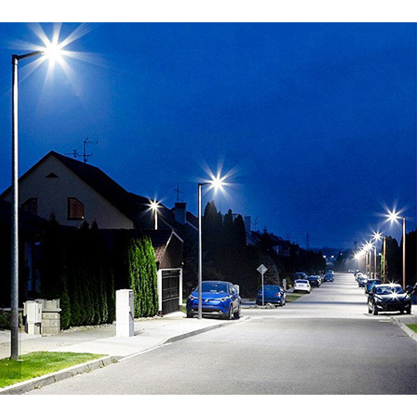 Pack lampadaire solaire complet triple tête 5 mètres : 3x Lampes solaires Série POWER ULTRA - 200 Watts 6500k + Mât STANDARD 5 mètres + Triple tête de mât perpendiculaire + Adaptateur 60/50mm