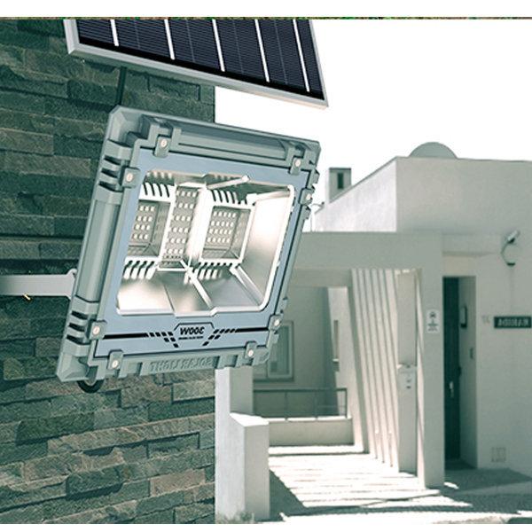 Projecteur LED solaire - Série WARRIOR - 300 Watts - Angle 120° - Lampe 34 x 27 x 7 cm - Panneau solaire 58 x 35 cm - IP67 - Avec télécommande - Dernière génération Solaire - Couleur éclairage 4000K
