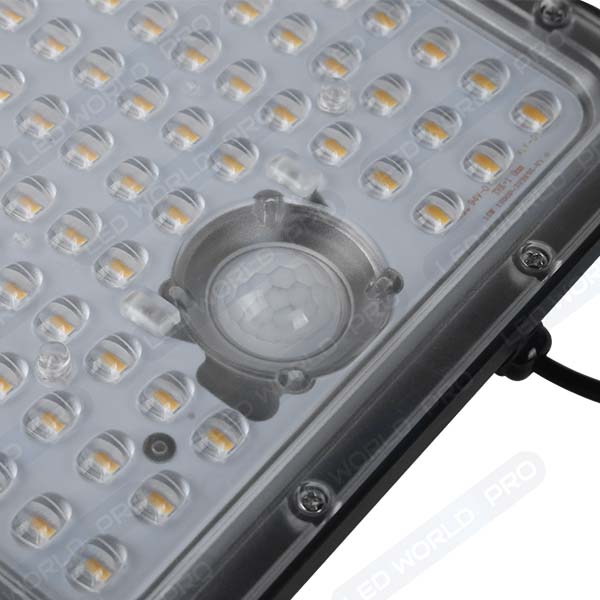 Pack lampadaire complet 6 mètres : Projecteur LED solaire - Série SECURITY V1 - Rendu lumineux 150 Watts 6000k + Mât STANDARD - 6 mètres au choix (Série STANDARD V1 EVO ou Série STANDARD V4 EVO - Avec trappe) + Tête de mât rectangulaire