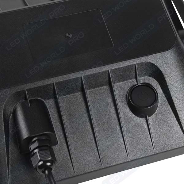 Pack de 2x Projecteurs LED solaires - Série SECURITY V1 - Rendu lumineux 150 Watts - 1500 lumens - Angle 120° x 60° - IP65 - 4000k - Lampe 14 x 15 x 3 cm - Panneau solaire monocristallin ajustable 22 x 18 x 2 cm - Détecteur Infrarouge - Télécommande