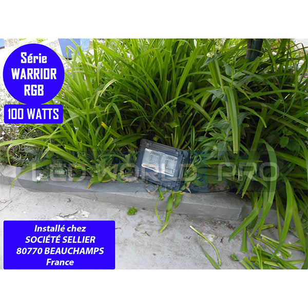 Projecteur LED solaire - Série WARRIOR RGBW (Multicolores + Blanc) - 500 Watts - Angle 120° - Lampe 38,5 x 30,3 x 8 cm - IP67 - Avec télécommande - Avec capteur crépusculaire - Bluetooth - Rythme musical - Panneau solaire inclus