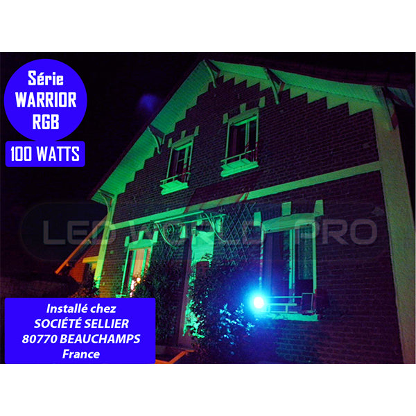 Pack lampadaire complet 4 mètres : Projecteur LED Solaire Série WARRIOR 800 Watts RGBW (Multicolores + Blanc) + Mât STANDARD (V1 EVO ou V4 EVO - Avec trappe) + Tête de mât rectangulaire