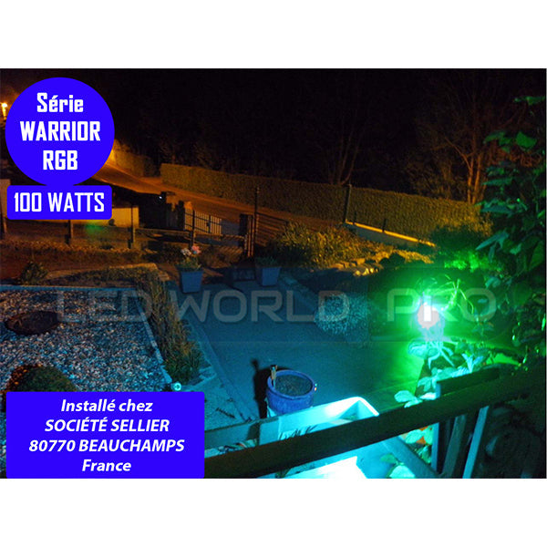 Pack lampadaire complet 4 mètres : Projecteur LED Solaire Série WARRIOR 800 Watts RGBW (Multicolores + Blanc) + Mât STANDARD (V1 EVO ou V4 EVO - Avec trappe) + Tête de mât rectangulaire