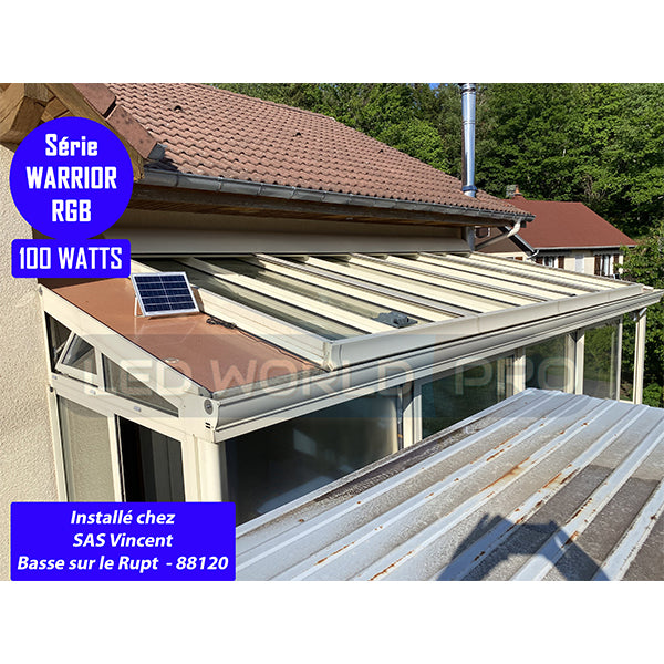 Pack lampadaire complet 6 mètres : Projecteur LED Solaire Série WARRIOR 300 Watts RGBW (Multicolores + Blanc) + Mât STANDARD (V1 EVO ou V4 EVO - Avec trappe) + Tête de mât rectangulaire