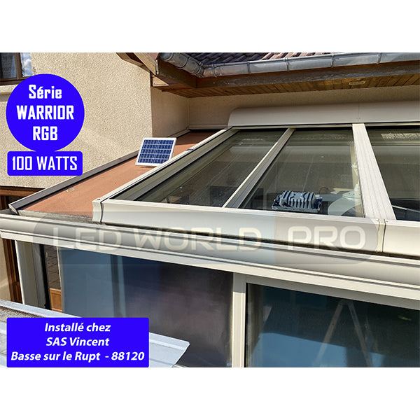 Projecteur LED solaire - Série WARRIOR RGBW (Multicolores + Blanc) - 500 Watts - Angle 120° - Lampe 38,5 x 30,3 x 8 cm - IP67 - Avec télécommande - Avec capteur crépusculaire - Bluetooth - Rythme musical - Panneau solaire inclus