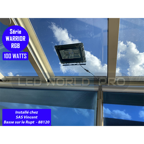 Pack de 2x Projecteurs LED solaires - Série WARRIOR RGBW (Multicolores + Blanc) - 800 Watts - Angle 180° - Lampe 38,5 x 30,3 x 8cm - IP67 - Avec télécommande - Avec capteur crépusculaire - Bluetooth - Rythme musical