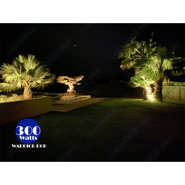 Pack de 2x Projecteurs LED solaires - Série WARRIOR RGBW (Multicolores + Blanc) - 300 Watts - Angle 120° - Lampe 34 x 27 x 8 cm - IP67 - Avec télécommande - Avec capteur crépusculaire - Bluetooth - Rythme musical - Panneau solaire inclus