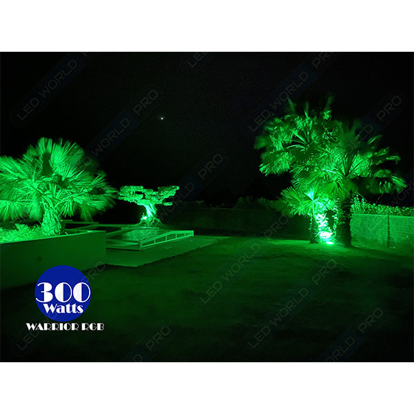 Projecteur LED solaire - Série WARRIOR RGBW (Multicolores + Blanc) - 60 Watts - Angle 120° - Lampe 21 x 17 x 6 cm - Panneau solaire 35 x 24 cm - IP67 - Avec télécommande - Avec capteur crépusculaire - Bluetooth - Rythme musical