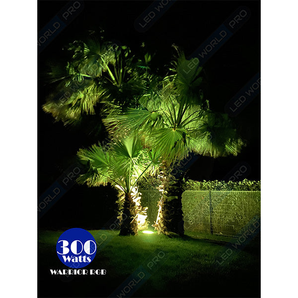 Pack lampadaire complet 6 mètres : Projecteur LED Solaire Série WARRIOR 300 Watts RGBW (Multicolores + Blanc) + Mât STANDARD (V1 EVO ou V4 EVO - Avec trappe) + Tête de mât rectangulaire